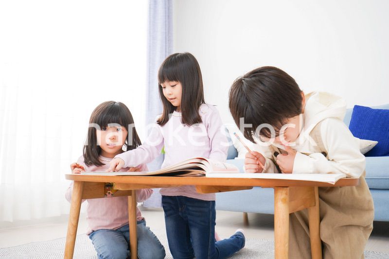 部屋でお勉強をする子どもたち