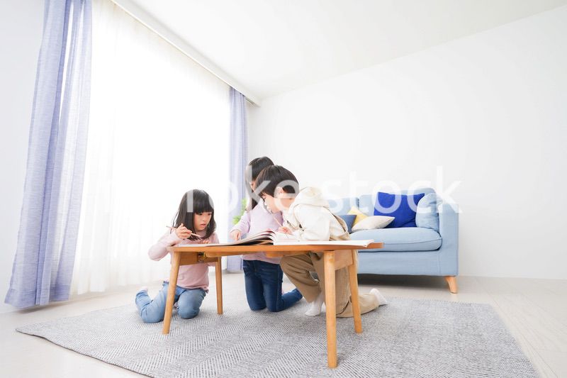 部屋でお勉強をする子どもたち