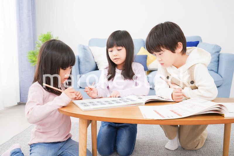部屋でお勉強をする子どもたち