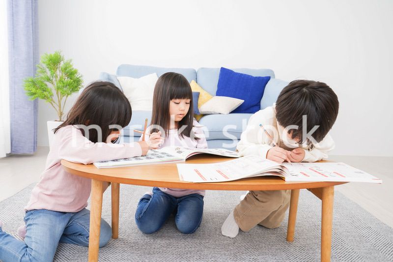 部屋でお勉強をする子どもたち