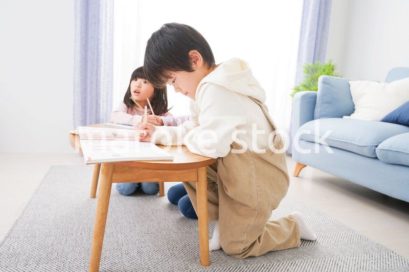 部屋でお勉強をする子どもたち