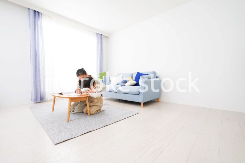 家でお母さんと一緒に勉強をする男の子