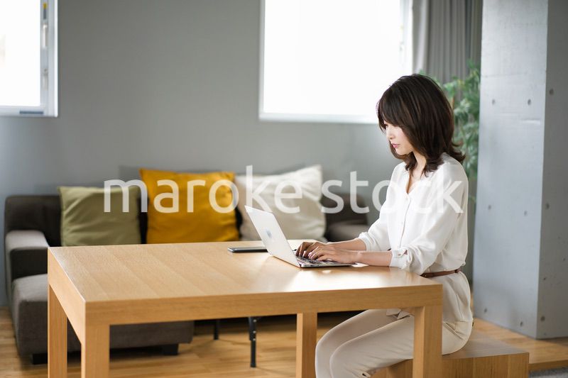 自宅でテレワークをする若い女性