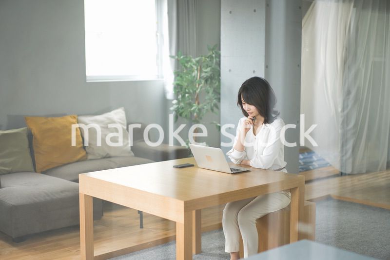 自宅でテレワークをする若い女性