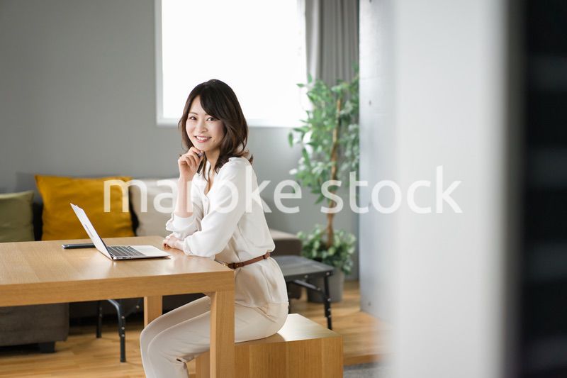 自宅でテレワークをする若い女性