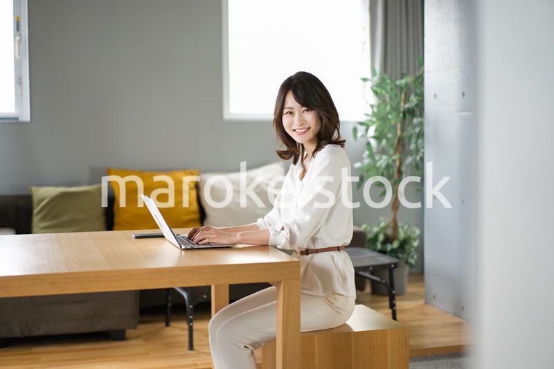 自宅でテレワークをする若い女性