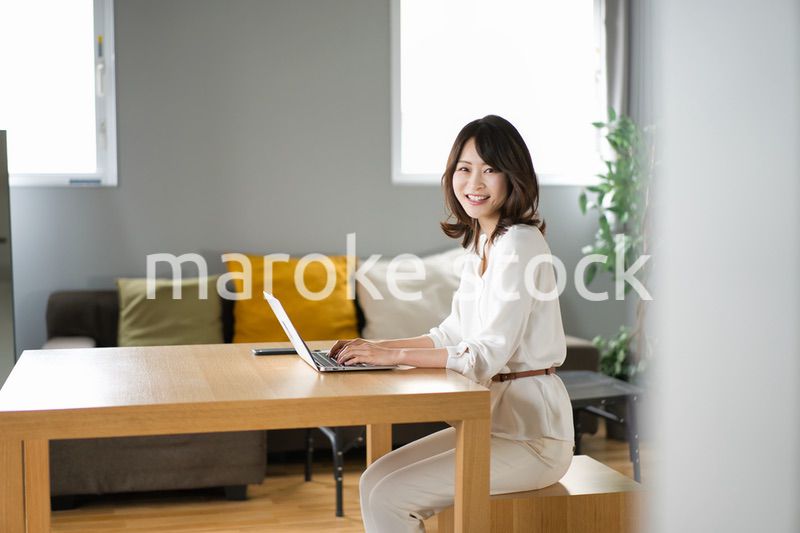 自宅でテレワークをする若い女性