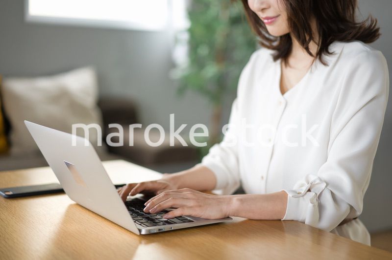 自宅でテレワークをする若い女性