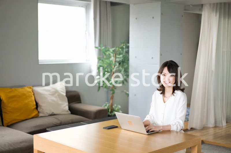 自宅でテレワークをする若い女性