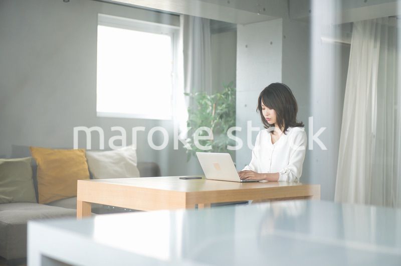 自宅でテレワークをする若い女性