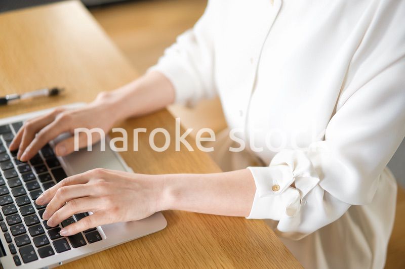 自宅でテレワークをする若い女性