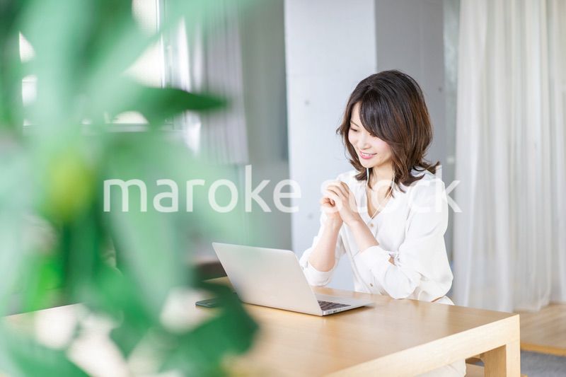 自宅でテレワークをする女性