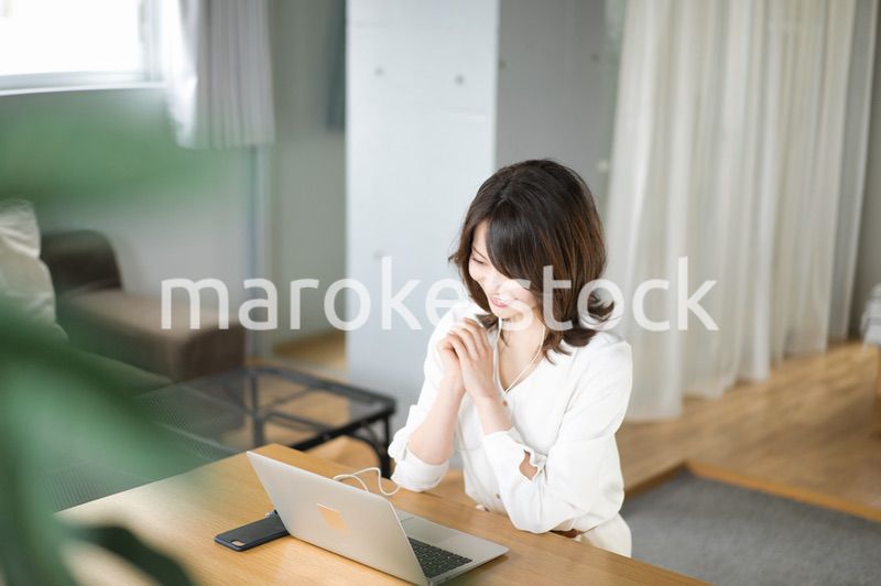 自宅でテレワークをする若い女性