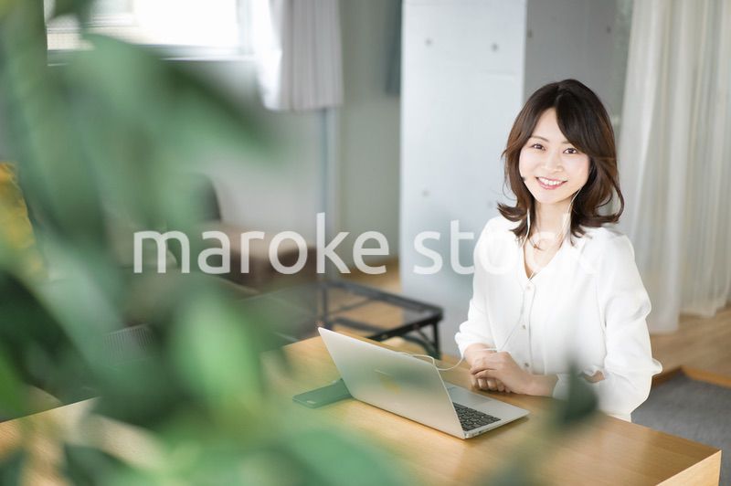自宅でテレワークをする若い女性
