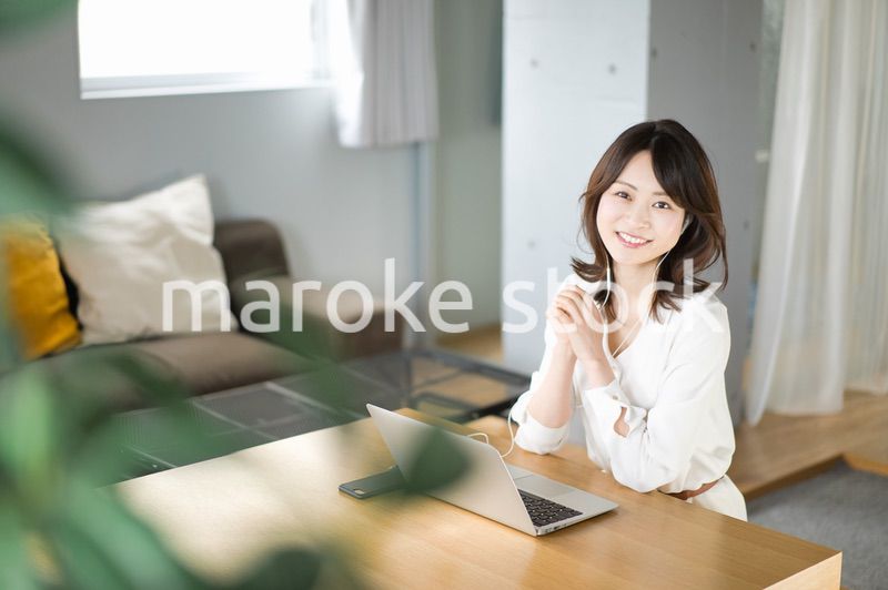 自宅でテレワークをする若い女性