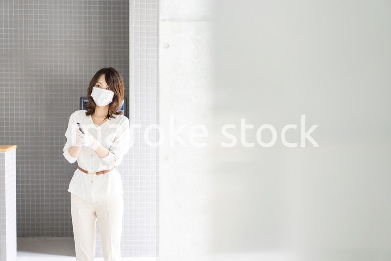 感染拡大防止のためにお客様の体温を計測するスタッフ