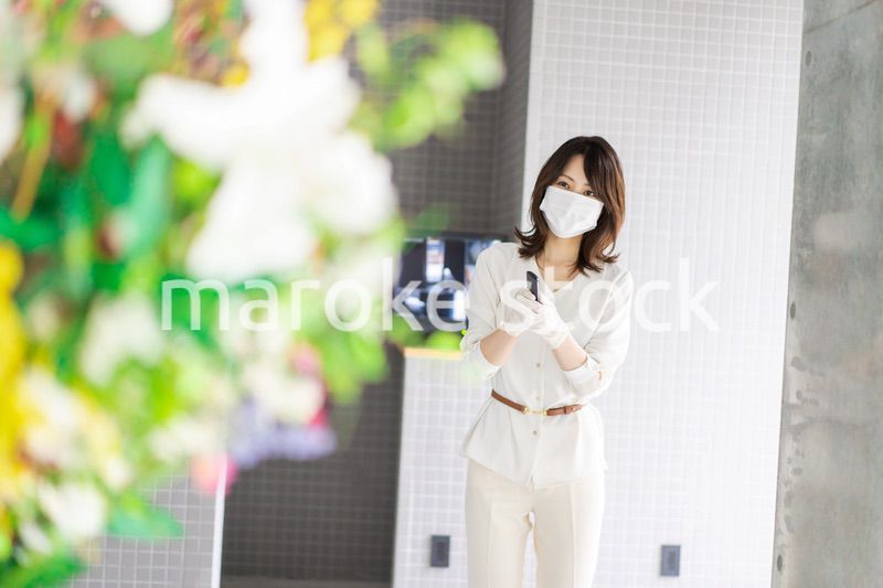 感染拡大防止のためにお客様の体温を計測するスタッフ