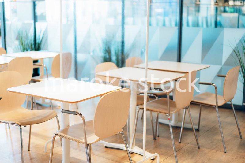 アクリル板が設置された飲食店