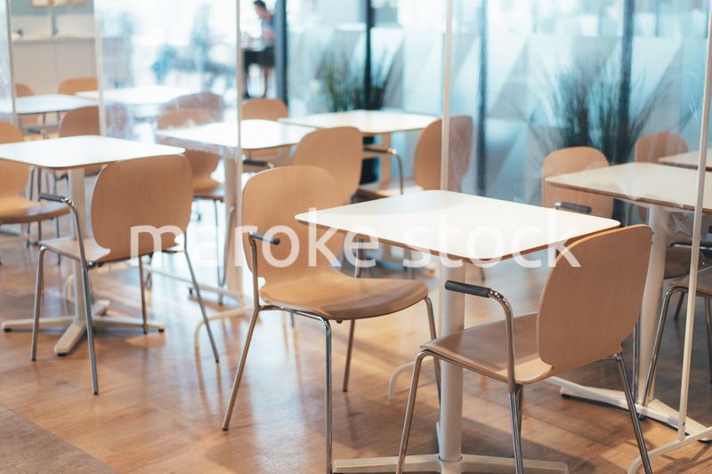 アクリル板が設置された飲食店