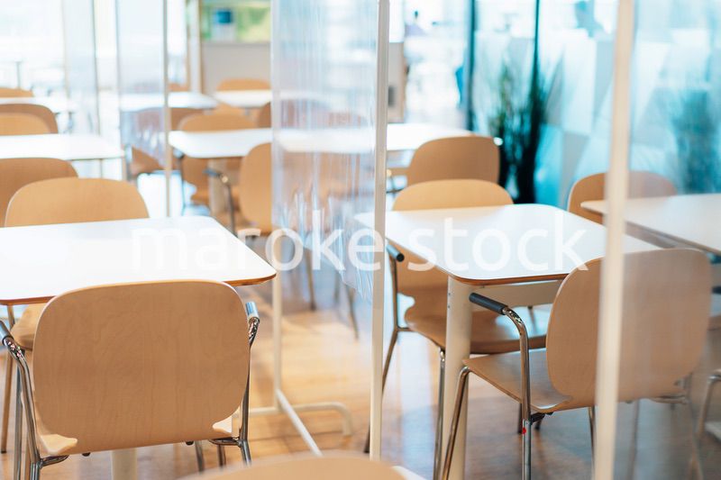 アクリル板が設置された飲食店