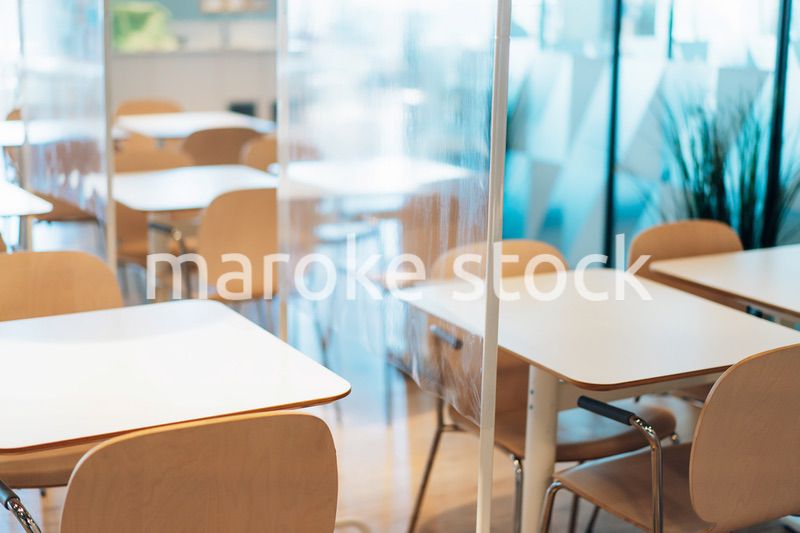 アクリル板が設置された飲食店