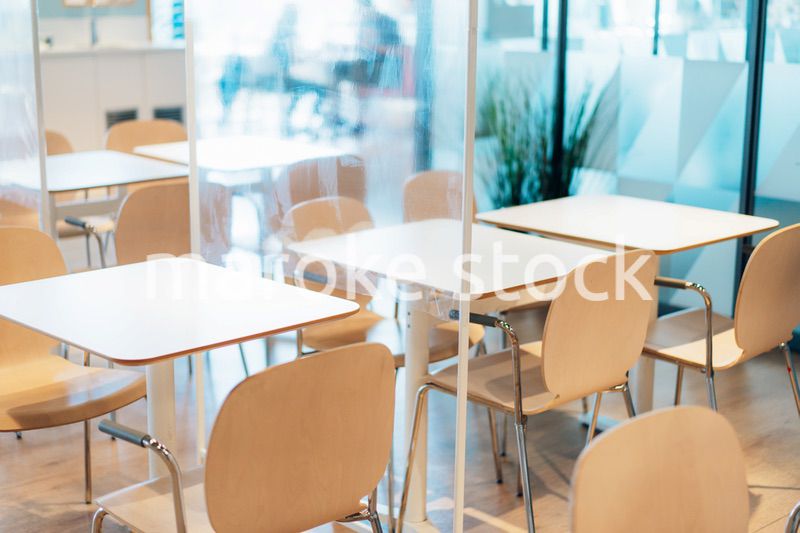 アクリル板が設置された飲食店