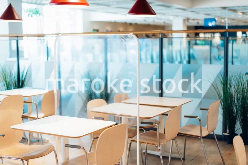 アクリル板が設置された飲食店