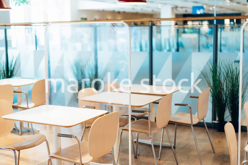 アクリル板が設置された飲食店