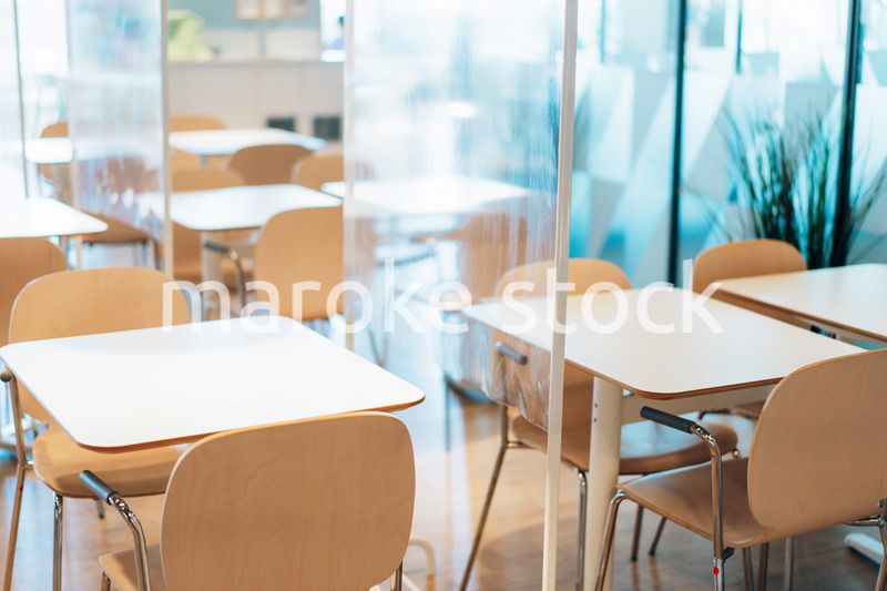 アクリル板が設置された飲食店