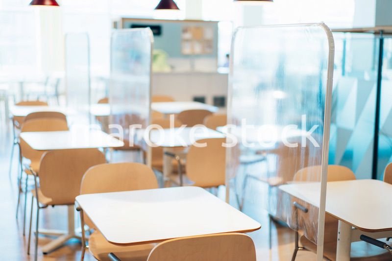 アクリル板が設置された飲食店