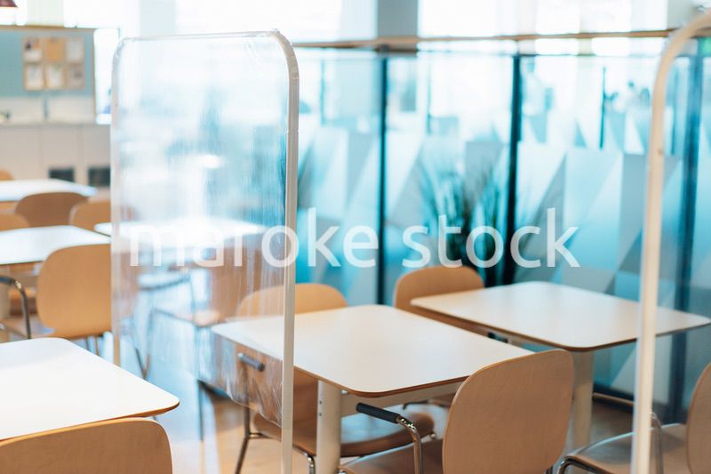 アクリル板が設置された飲食店