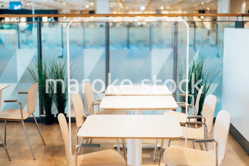 アクリル板が設置された飲食店