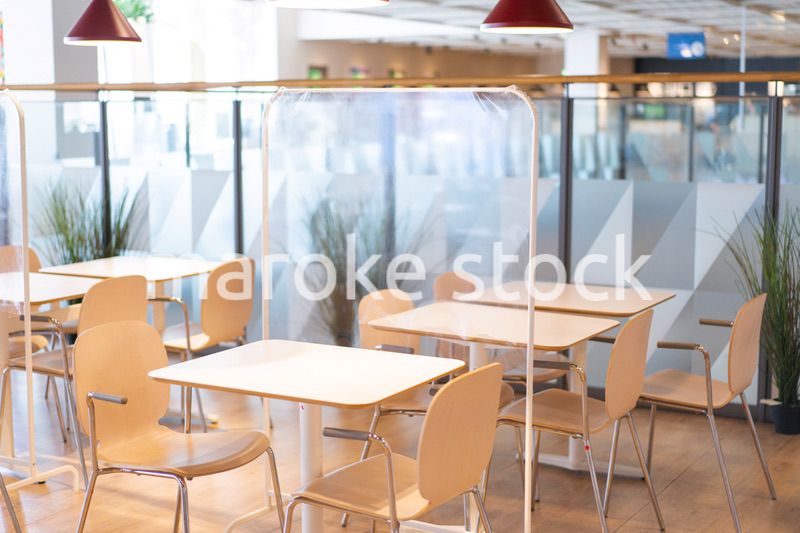 アクリル板が設置された飲食店