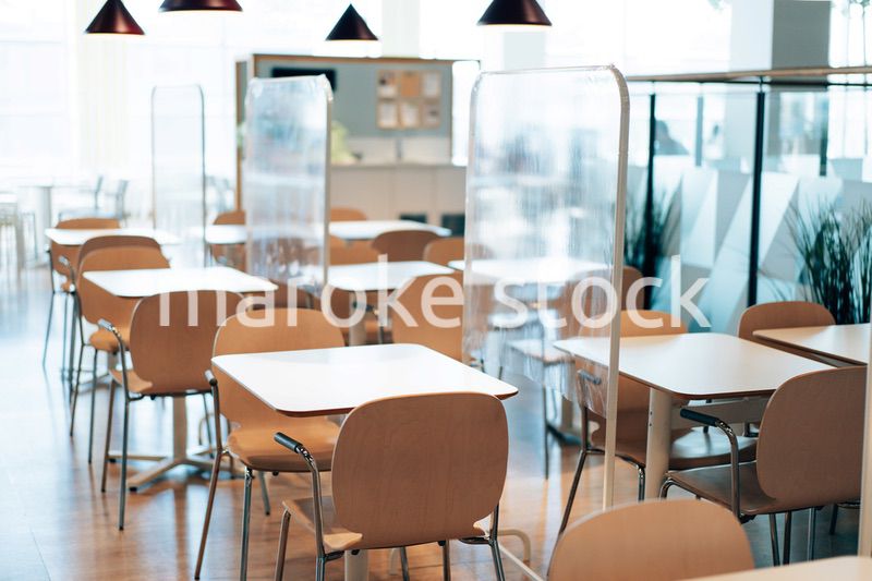 アクリル板が設置された飲食店