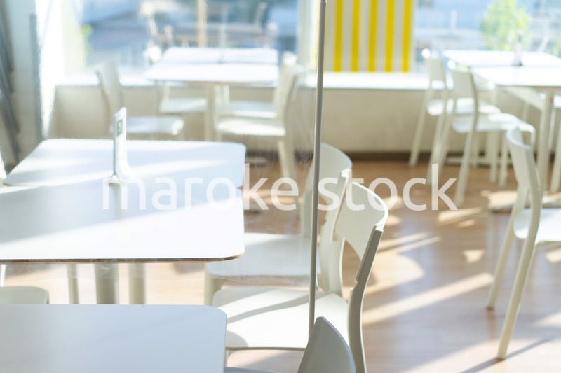 アクリル板が設置された飲食店