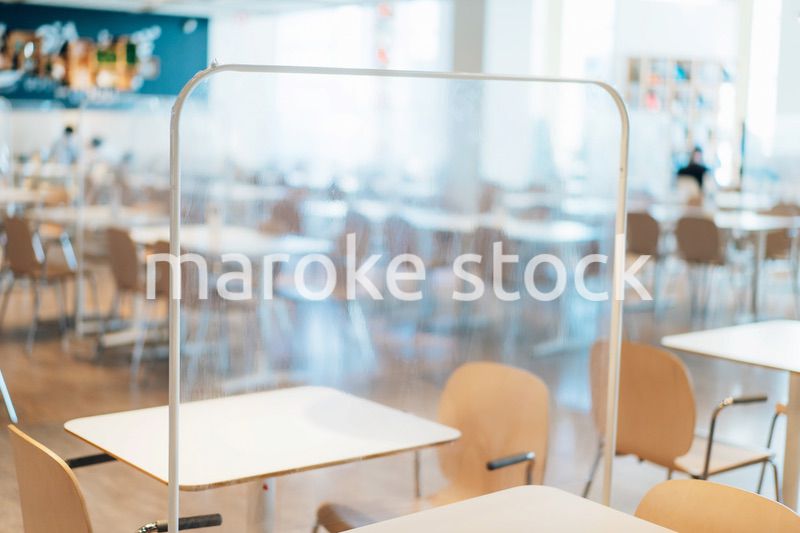 アクリル板が設置された飲食店