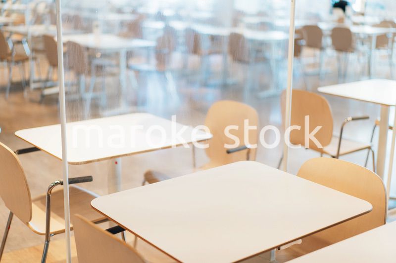 アクリル板が設置された飲食店