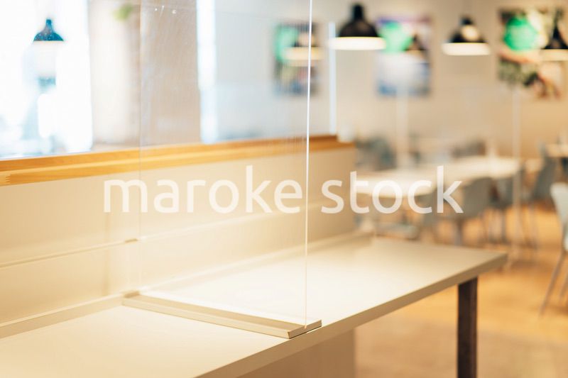 アクリル板が設置された飲食店