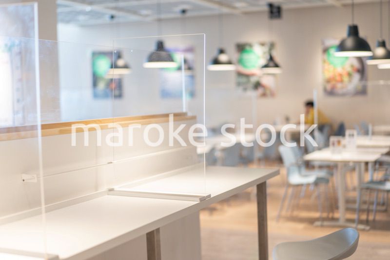 アクリル板が設置された飲食店