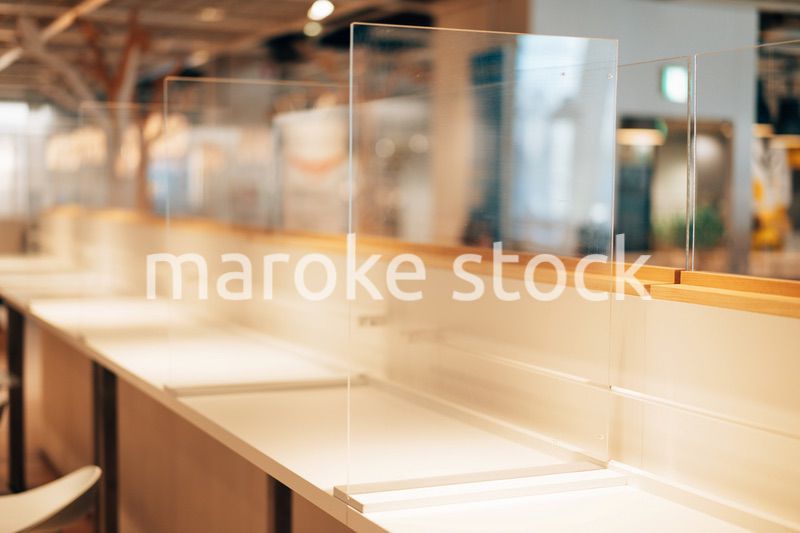 アクリル板が設置された飲食店