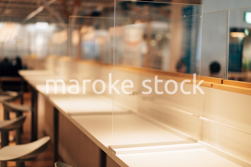 アクリル板が設置された飲食店