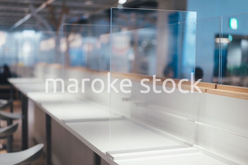 アクリル板が設置された飲食店