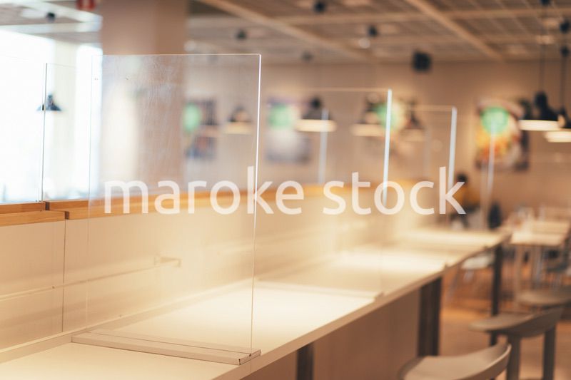 アクリル板が設置された飲食店