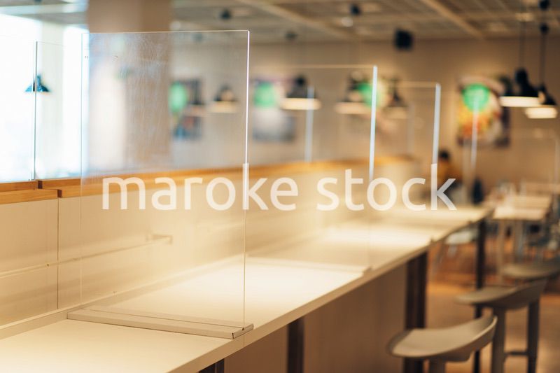 アクリル板が設置された飲食店