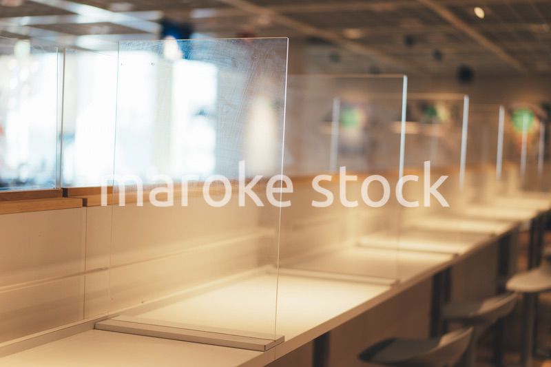 アクリル板が設置された飲食店