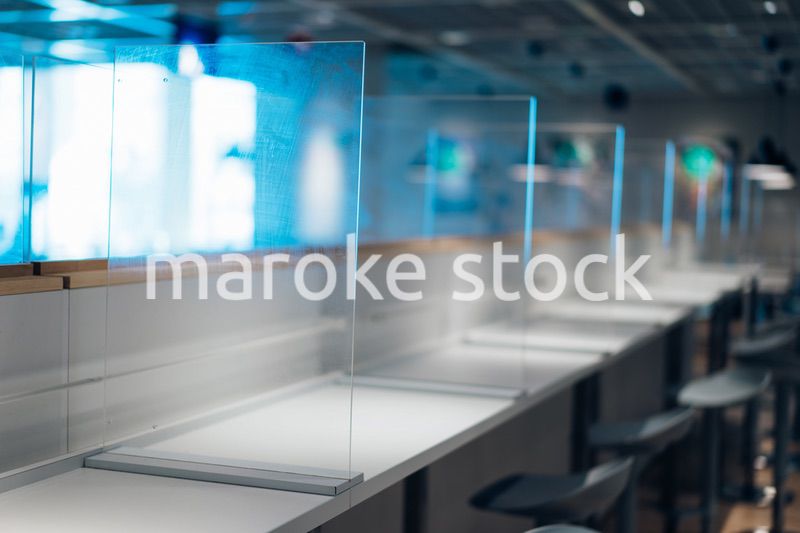 アクリル板が設置された飲食店