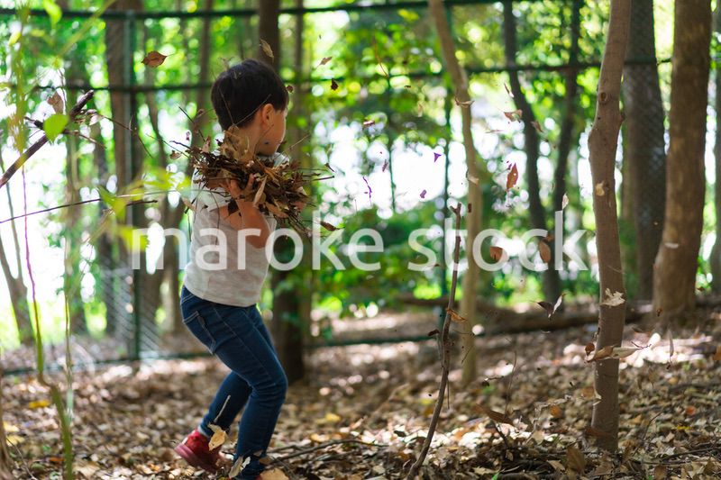 山で遊ぶ小さな男の子