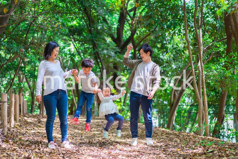 アウトドアを楽しむファミリー