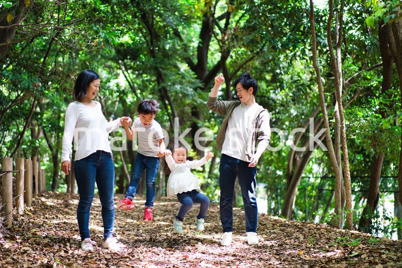 山をハイキングする仲のいいファミリー