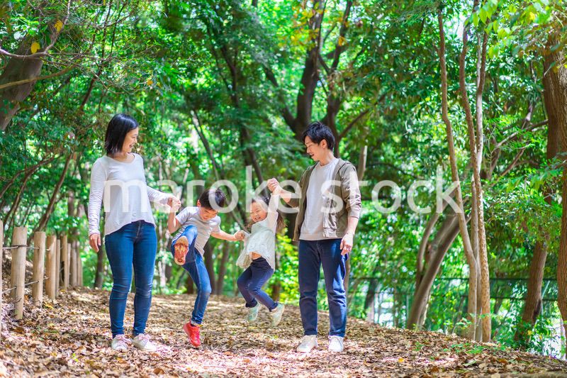 アウトドアを楽しむファミリー